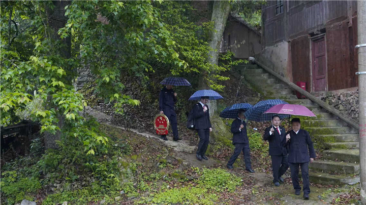 拉杆箱里有乾坤——贵州法院“便携式法庭”把司法服务拉到村口